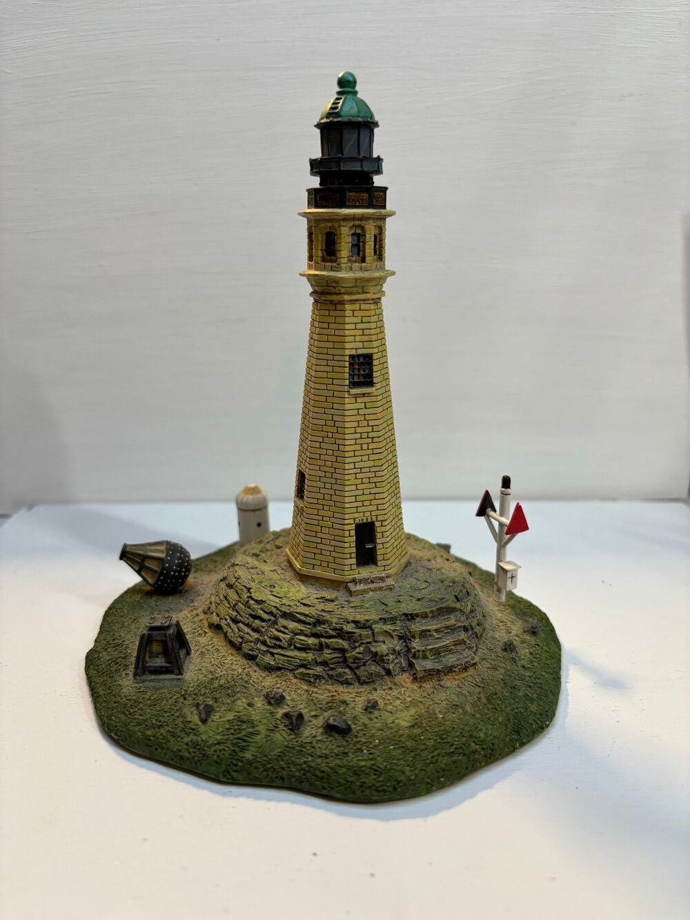 Danbury Mint, Buffalo Main Light Buffalo, NY. Lighthouse figurine